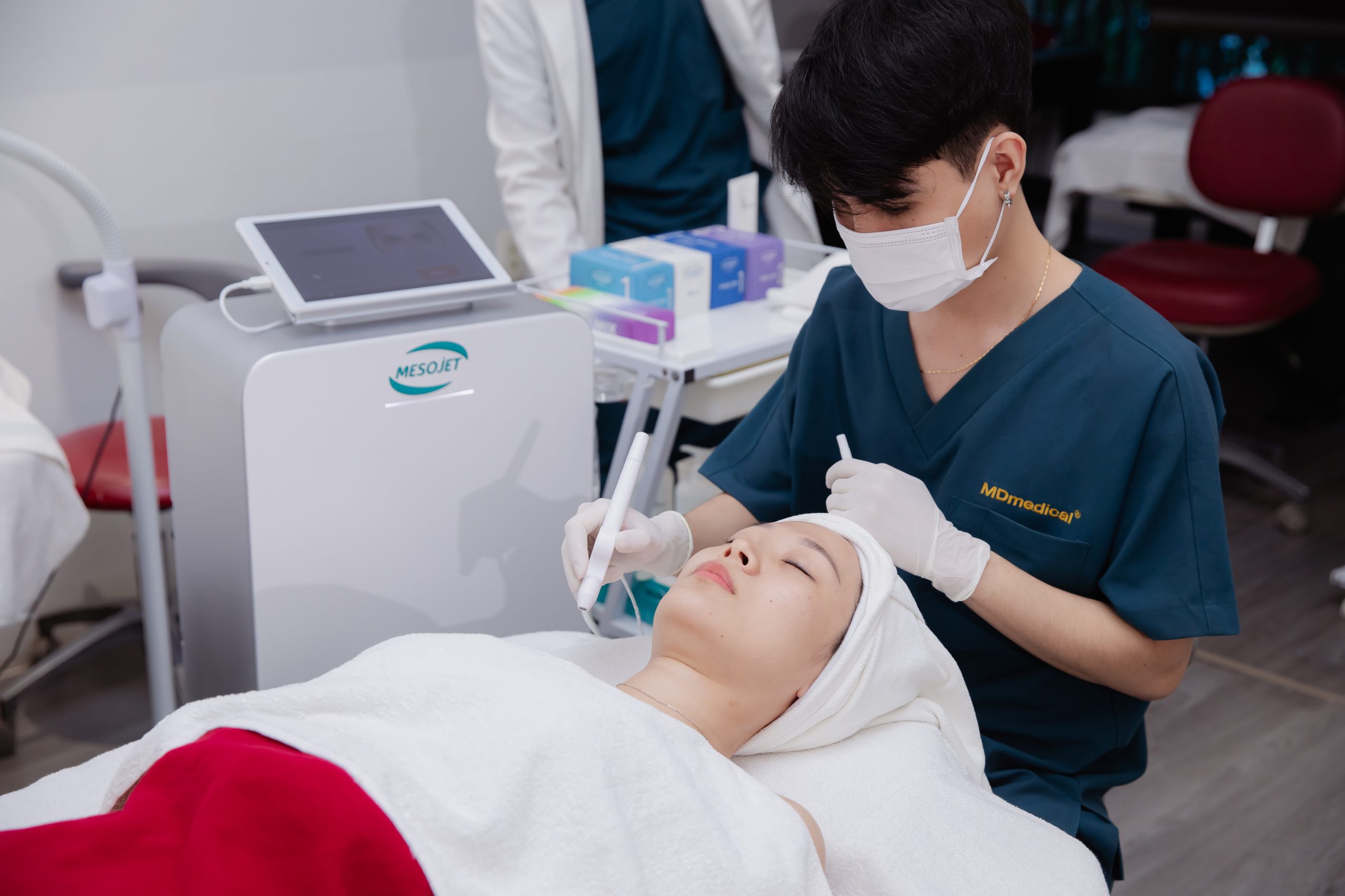 Công nghệ chăm sóc da chuyên sâu của REVIDERM được thiết kế để phối hợp cùng dược mỹ phẩm và chuyên môn tư vấn trong một quy trình đồng bộ.