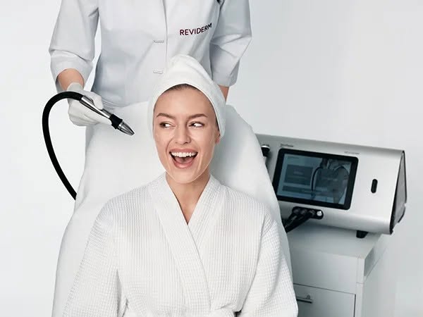 SkinPeeler REVIDERM: Công nghệ Microdermabrasion cho bề mặt da mịn hơn