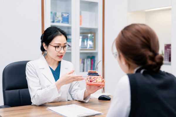Việc soi da chuyên sâu sẽ giúp đánh giá chính xác nguyên nhân và mức độ sắc tố